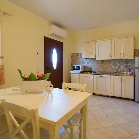 Relaxing Le Residenze Del Maria Rosaria No2210 Sleeps 3 Persons דירה אורוסיי